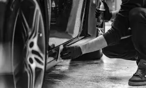Czy po woskowaniu płukać auto? Kluczowe wskazówki dla idealnego efektu