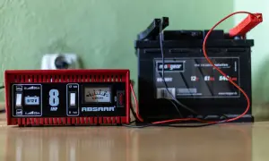 Jak oszukac prostownik automatyczny i naładować rozładowany akumulator