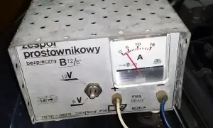 Ile amper powinien mieć prostownik, aby uniknąć uszkodzenia akumulatora?
