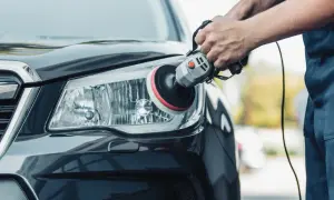 Jak skutecznie polerować lampy w samochodzie i przywrócić ich blask