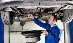 Ile trwa wymiana oleju w samochodzie? Sprawdź, co wpływa na czas