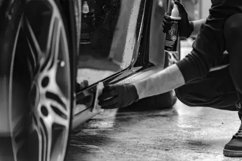 Czy po woskowaniu płukać auto? Kluczowe wskazówki dla idealnego efektu