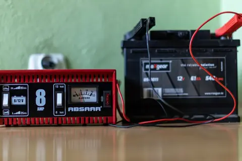 Jak oszukac prostownik automatyczny i naładować rozładowany akumulator