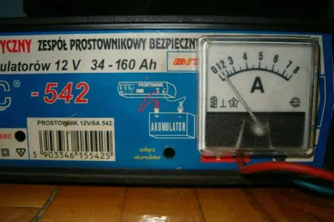 Kiedy odłączyć prostownik? Uniknij błędów przy ładowaniu akumulatora
