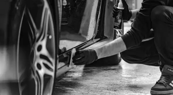 Czy po woskowaniu płukać auto? Kluczowe wskazówki dla idealnego efektu
