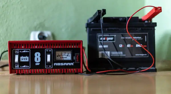 Jak oszukac prostownik automatyczny i naładować rozładowany akumulator