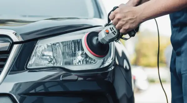 Jak skutecznie polerować lampy w samochodzie i przywrócić ich blask