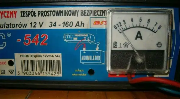 Kiedy odłączyć prostownik? Uniknij błędów przy ładowaniu akumulatora