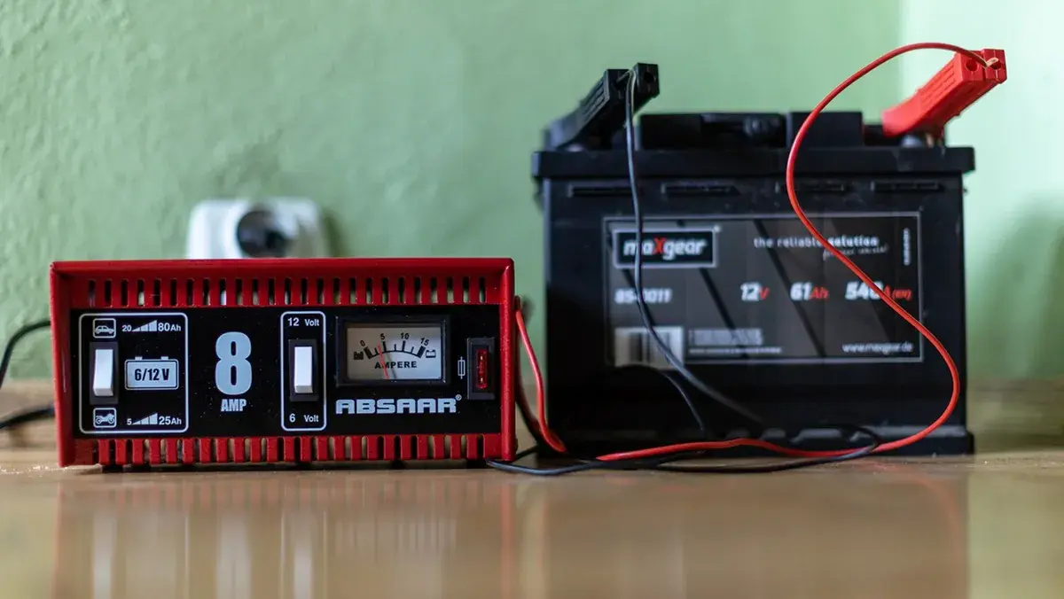 Jak oszukac prostownik automatyczny i naładować rozładowany akumulator