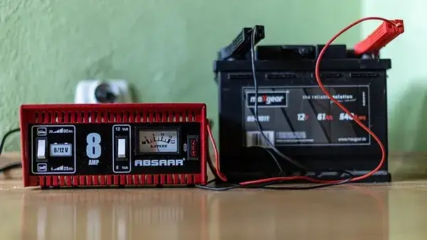Zdjęcie Ile amper powinien mieć prostownik, aby uniknąć uszkodzenia akumulatora?
