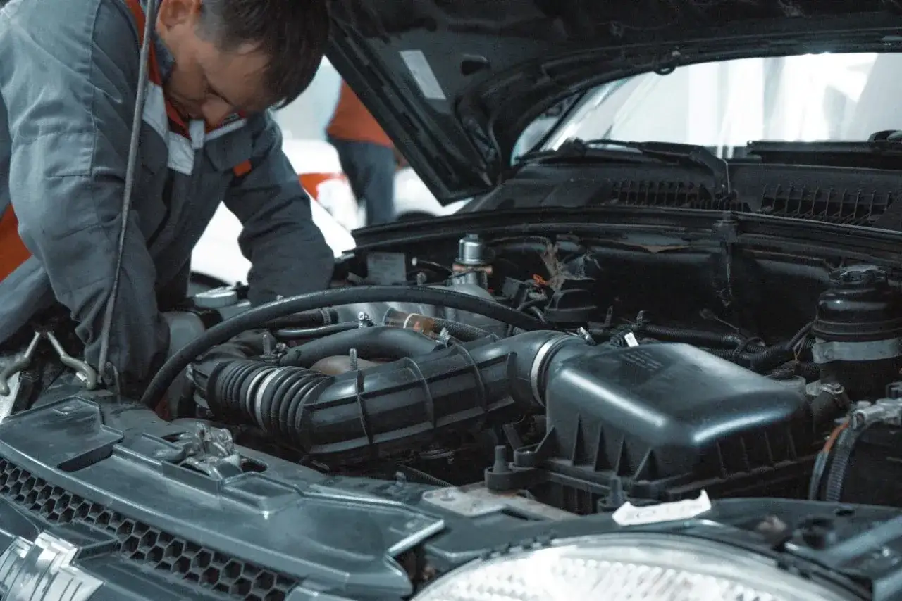 Zdjęcie Ile kosztuje wymiana oleju robocizna? Sprawdź średnie ceny usług