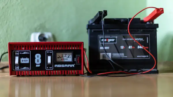 Jak oszukac prostownik automatyczny i naładować rozładowany akumulator