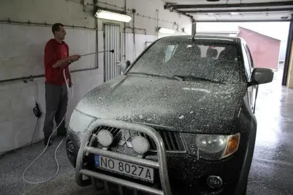 Jaki wosk do auta na zimę - zabezpiecz lakier przed uszkodzeniami